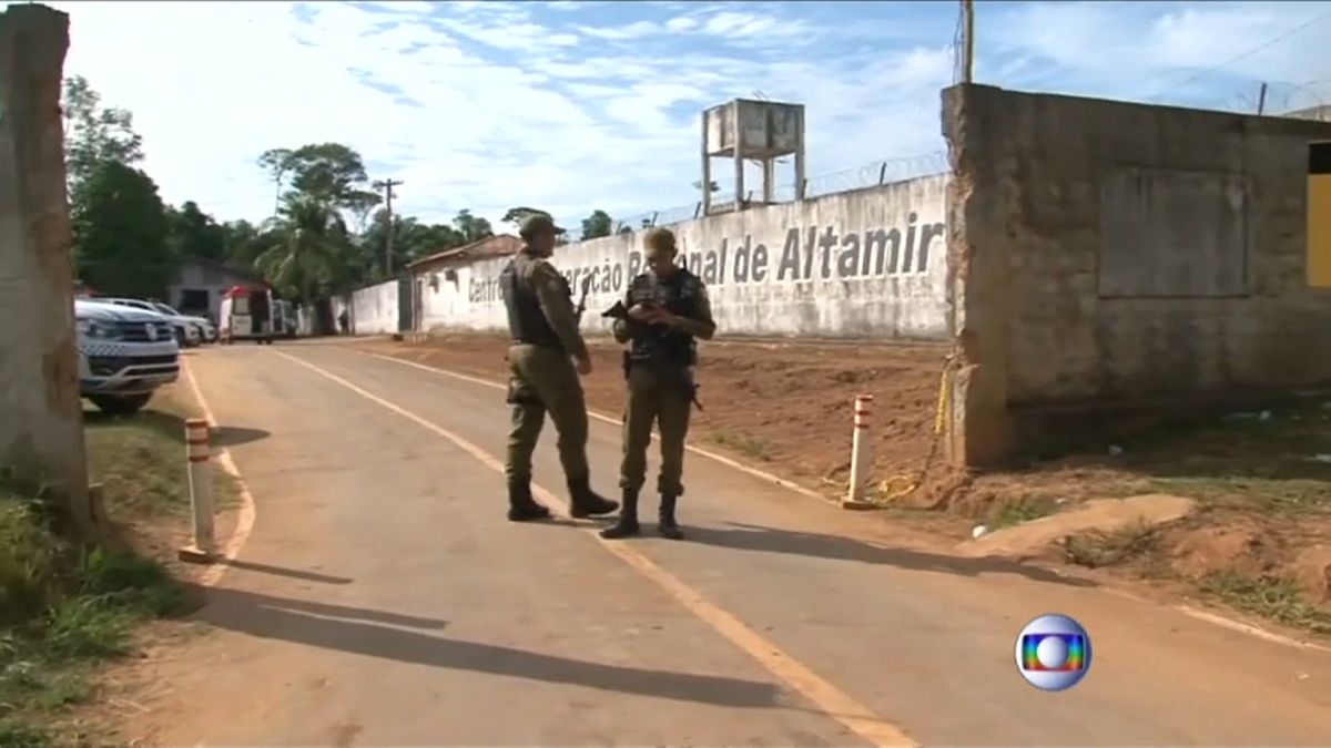 Brezilya'da bir hapishanede iki çete arasında çıkan kavgada 57 mahkum öldü
