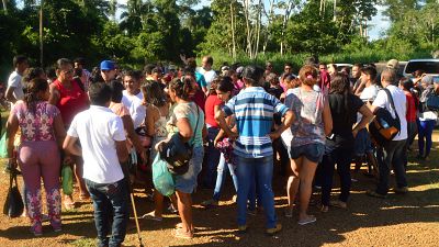 Familiari dei detenuti attendono notizie dei loro congiunti fuori dal carcere di Altamira