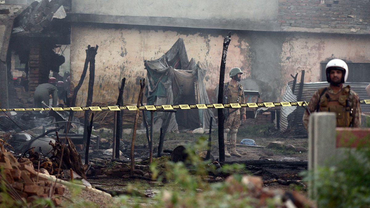 Pakistan’da askeri uçak yerleşim alanına düştü: 17 ölü