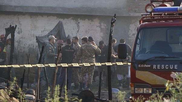 عناصر من الجيش وفريق الإنقاذ في مكان تحطم الطائرة عناصر من الجيش وفريق الإنقاذ في مكان تحطم الطائرة