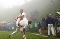 رجال يمارسون تقليد المصارعة (الكلتية) فوق قمة جبل هوندشتين في النمسا