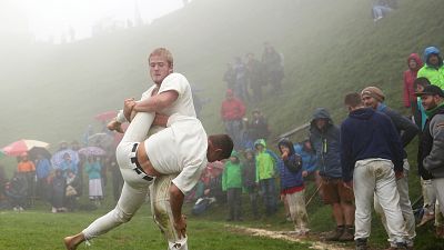 رجال يمارسون تقليد المصارعة (الكلتية) فوق قمة جبل هوندشتين في النمسا