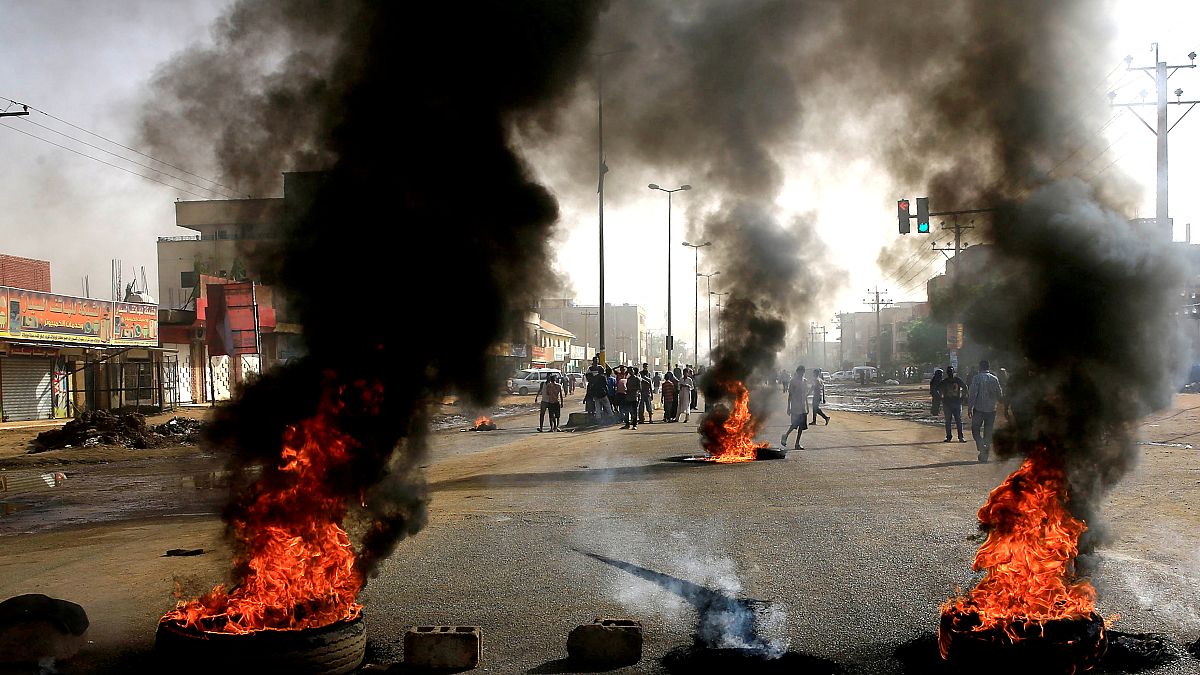 سوادنيون يحرقون إطارات في الخرطوم مطالبة بتنحي المجلس العسكري (أرشيف)