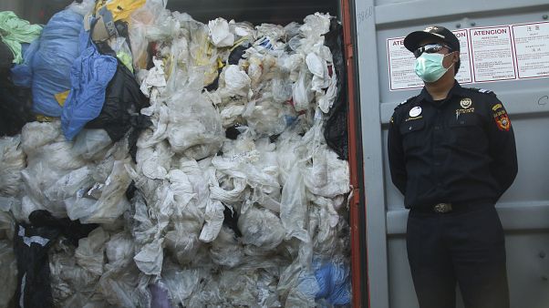 Η Ινδονησία επιστρέφει κοντέινερ με σκουπίδια στη Γαλλία και το Χονγκ Κονγκ Η Ινδονησία επιστρέφει κοντέινερ με σκουπίδια στη Γαλλία και το Χονγκ Κονγκ