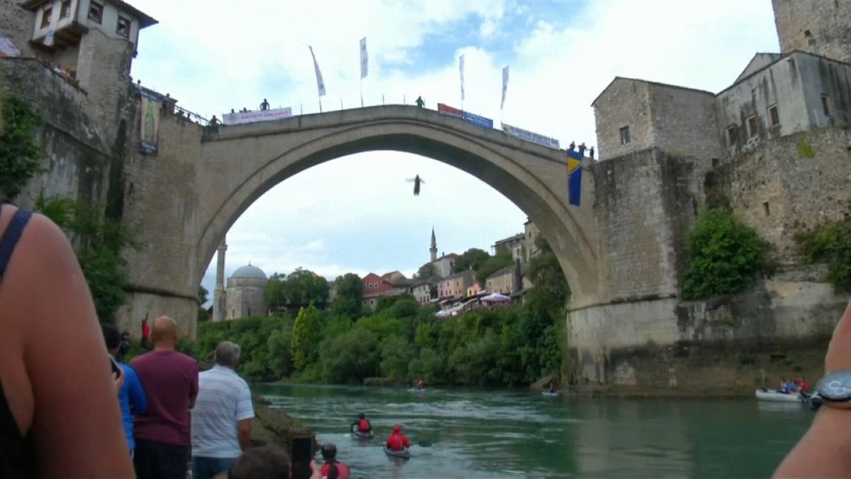 Un tuffo per i 15 anni del Vecchio Ponte di Mostar 