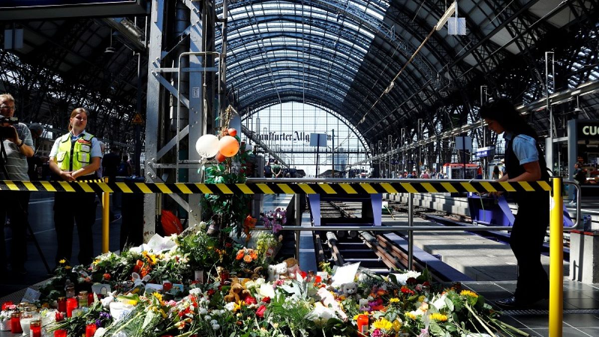 Германия: женщину с ребёнком толкнули под поезд