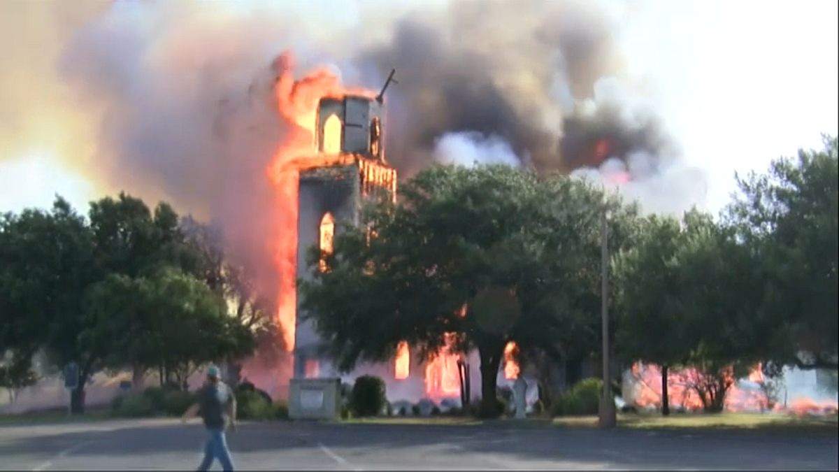 شاهد: حريق يدمر كنيسة تكساس التاريخية