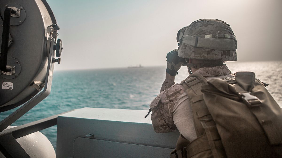 جندي من البحرية الأمريكية على متن سفينة تابعة للبحرية في مضيق هرمز