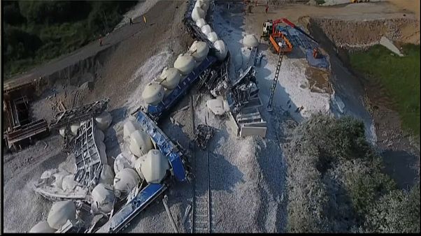 Descarrila un tren que transportaba piedra caliza en la República Checa Descarrila un tren que transportaba piedra caliza en la República Checa