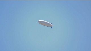 Zeppelinnel figyelik az EU külső határát