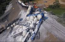 شاهد: لحظة خروج قطار شحن عن السكة الحديدية في التشيك