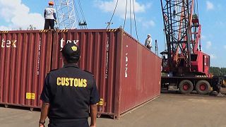 Un officier des douanes indonésiennes inspecte un conteneur avant qu'il ne soit renvoyé vers la France, le 30 juillet 2019