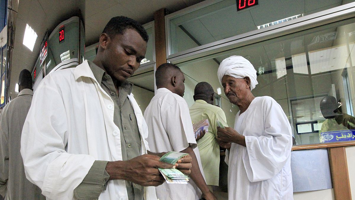 عملاء بفرع للبنك المركزي السوداني
