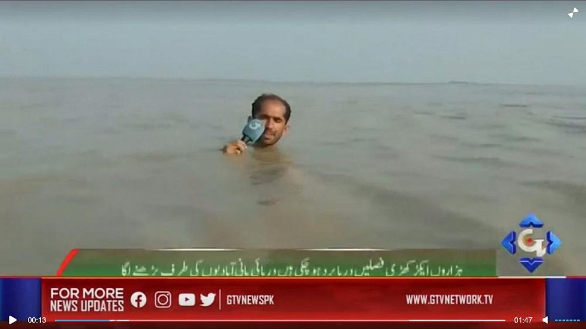 Con el agua hasta el cuello, un reportero en Pakistán hace un directo en medio de inundaciones