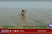 Con el agua hasta el cuello, un reportero en Pakistán hace un directo en medio de inundaciones