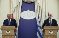 وزير الخارجية اليوناني نيكوس ديندياس خلال مؤتمر صحفي مع نظيره المصري سامح شكري في أثينا