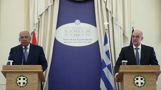 وزير الخارجية اليوناني نيكوس ديندياس خلال مؤتمر صحفي مع نظيره المصري سامح شكري في أثينا