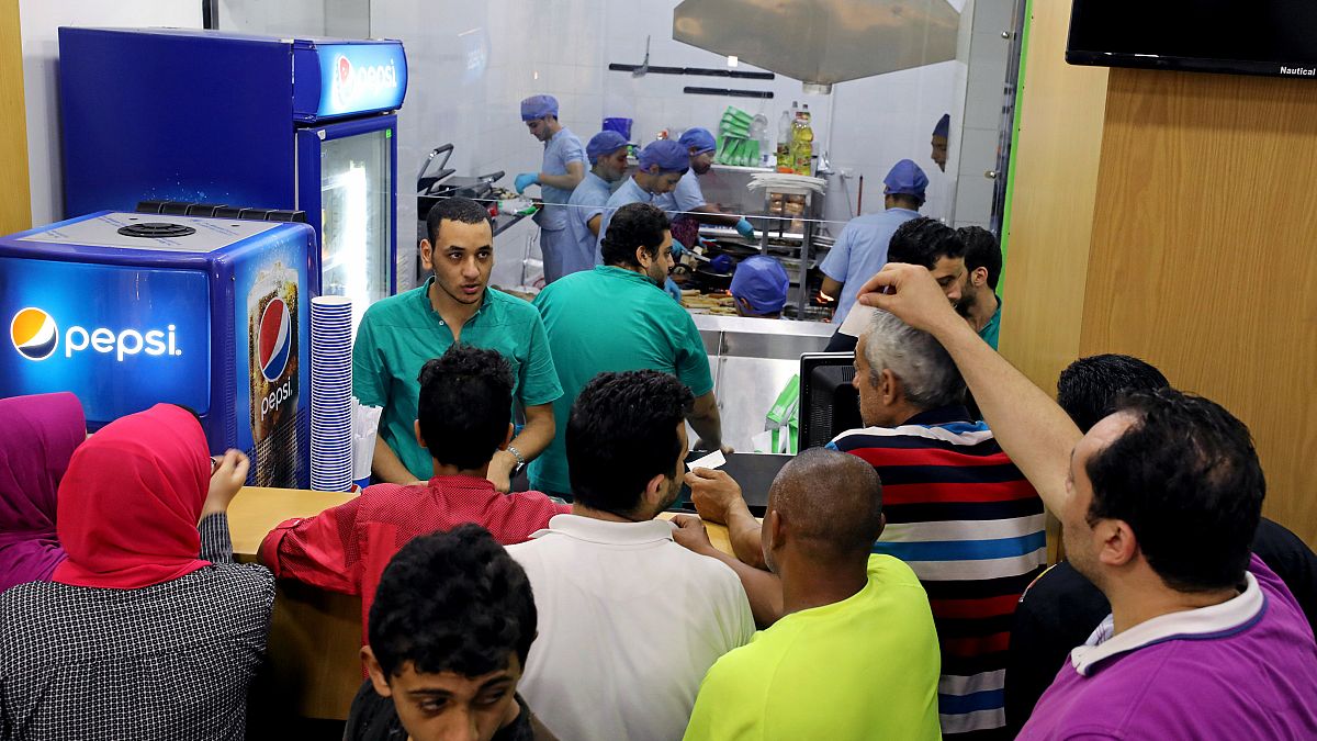 المصريون يشعرون بالضغوط الاقتصادية أكثر من تقديرات الإحصاءات الرسمية