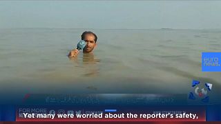 شاهد: تقرير صحفي من تحت مياه الفيضانات في باكستان