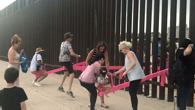 ABD-Meksika sınırındaki 'Trump duvarı'nı pembe tahterevalliyle aştılar