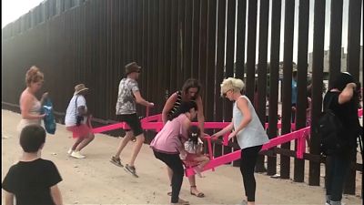 Розовые качели на границе Мексики и США