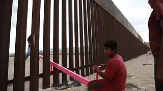 Balancés animam muro na fronteira EUA-México