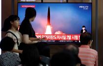 Güney Kore'de insanlar Kuzey Kore'nin füze denemesine ilişkin haberi izliyor