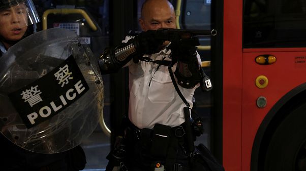 Polis, göstericilere müdahale etti Polis, göstericilere müdahale etti