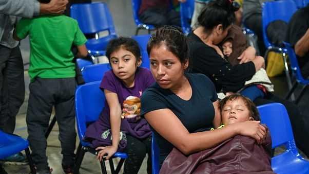 Amerikan yönetimi Meksika sınırında 900 çocuğu ailesinden ayırdı Amerikan yönetimi Meksika sınırında 900 çocuğu ailesinden ayırdı