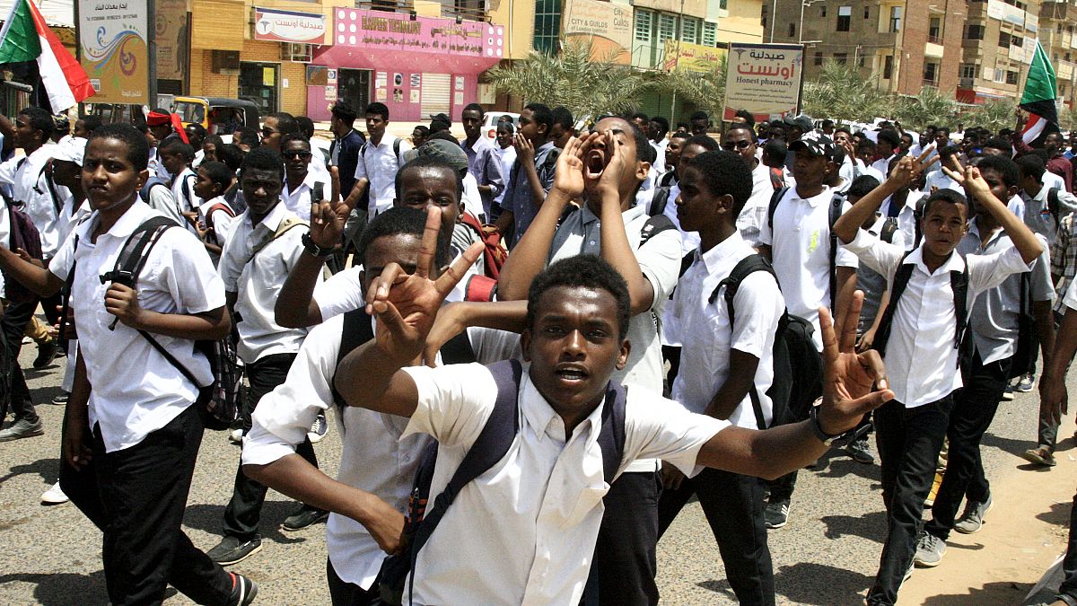 مظاهرة لطلاب مدارس بالعاصمة السودانية الخرطوم تنديدا بمقتل أربعة تلاميذ برصاص العسكر في احتجاجت سلمية. 30/تموز/2019