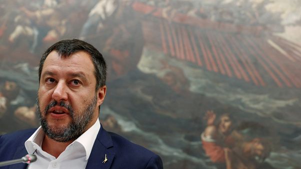 Ο γιος του Σαλβίνι κάνει βόλτα με τζετ σκι της αστυνομίας και προκαλεί πολιτικό σεισμό Ο γιος του Σαλβίνι κάνει βόλτα με τζετ σκι της αστυνομίας και προκαλεί πολιτικό σεισμό