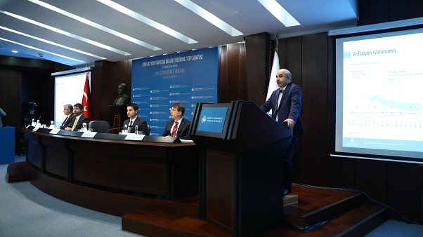 Türkiye Cumhuriyet Merkez Bankası Başkanı Murat Uysal, "Enflasyon Raporu 2019-III Bilgilendirme Toplantısı"nda sunum yaptı.
( Volkan Furuncu - Anadolu Ajansı ) Türkiye Cumhuriyet Merkez Bankası Başkanı Murat Uysal, "Enflasyon Raporu 2019-III Bilgilendirme Toplantısı"nda sunum yaptı.
( Volkan Furuncu - Anadolu Ajansı )