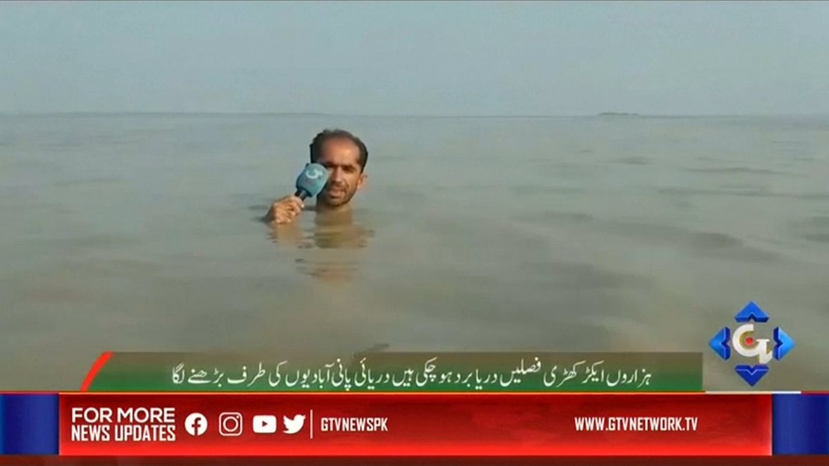 Monsoni in Pakistan, la telecronaca del reporter con l'acqua alla gola