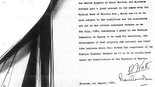 Οι υπογραφές των Φαζίλ Κουτσούκ και Ραούφ Ντενκτάς στην απόδειξη παραλαβής μισού εκατομμυρίου Στερλινών από τη βρετανική κυβέρνηση για την λεηλάτηση των τ/κ περιουσιών