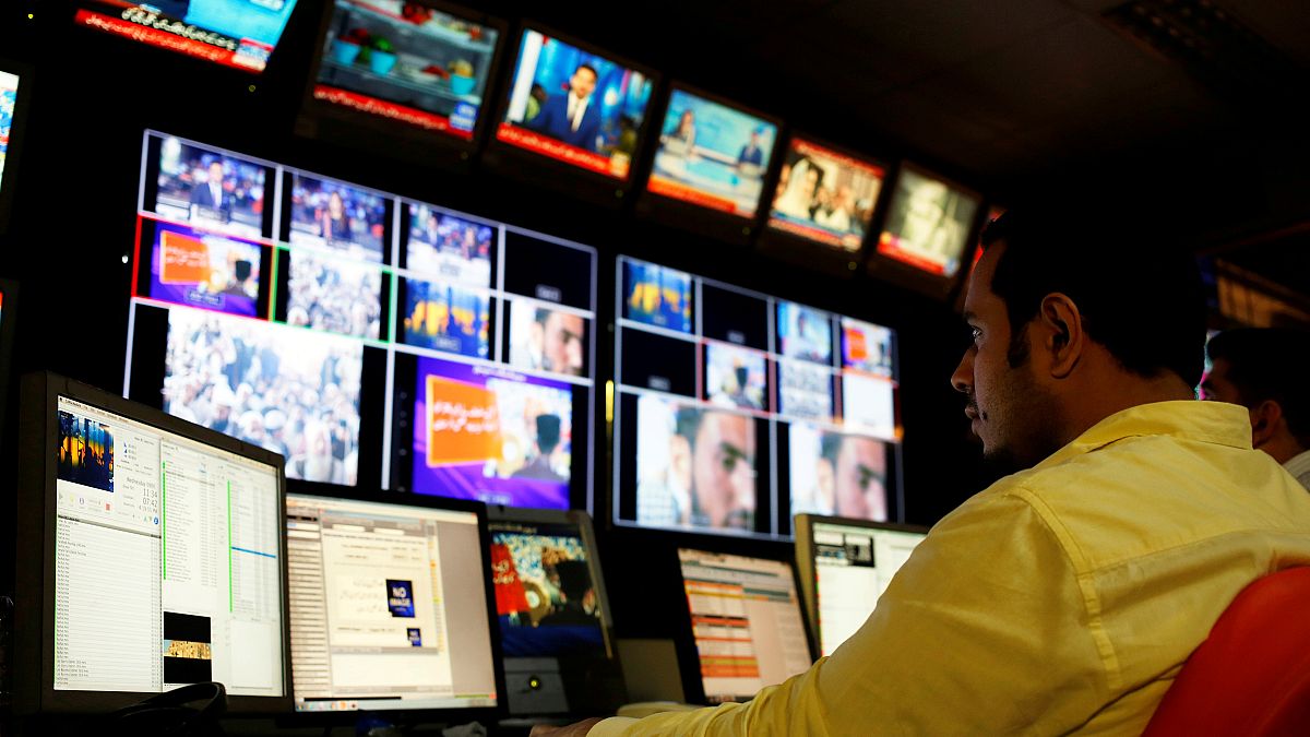 Pakistan'daki kanal kapatmalar 'muhalif sesler susturuluyor' eleştirilerini alevlendirdi