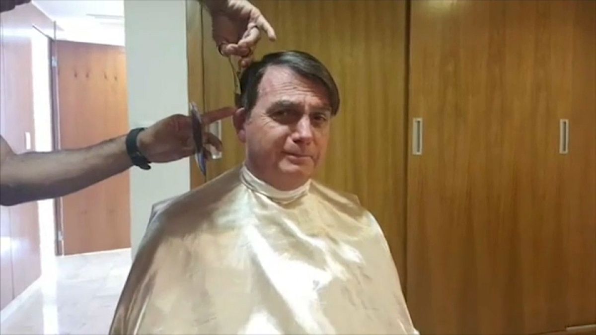شاهد: الرئيس البرازيلي يلغي موعده مع وزير الخارجية الفرنسي لانشغاله بقص شعره!