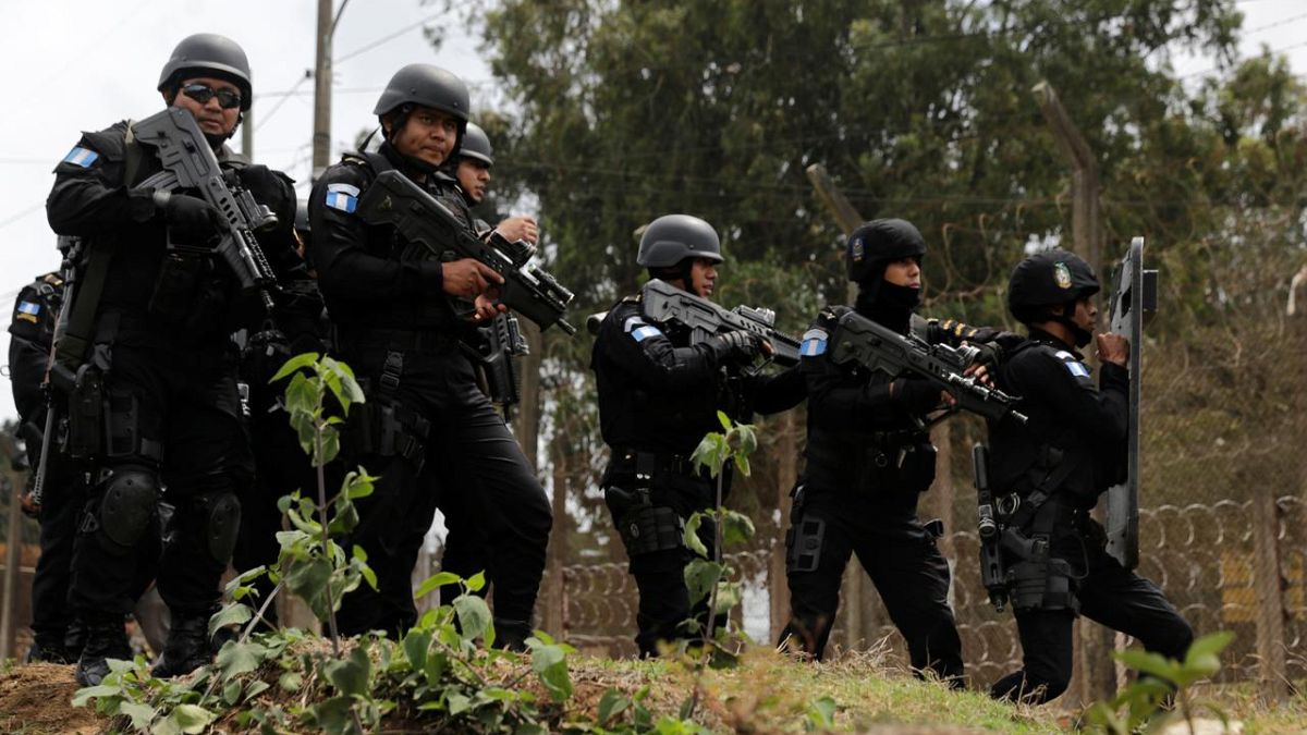 Guatemala'da Pavon Cezaevi'nin önünde bekleyen güvenlik güçleri