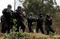 Guatemala'da Pavon Cezaevi'nin önünde bekleyen güvenlik güçleri
