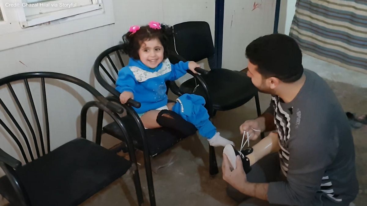 غزال هلال المعالج في مركز الخطوات السعيدة بشمال سوريا والطفلة ماريا شعبان