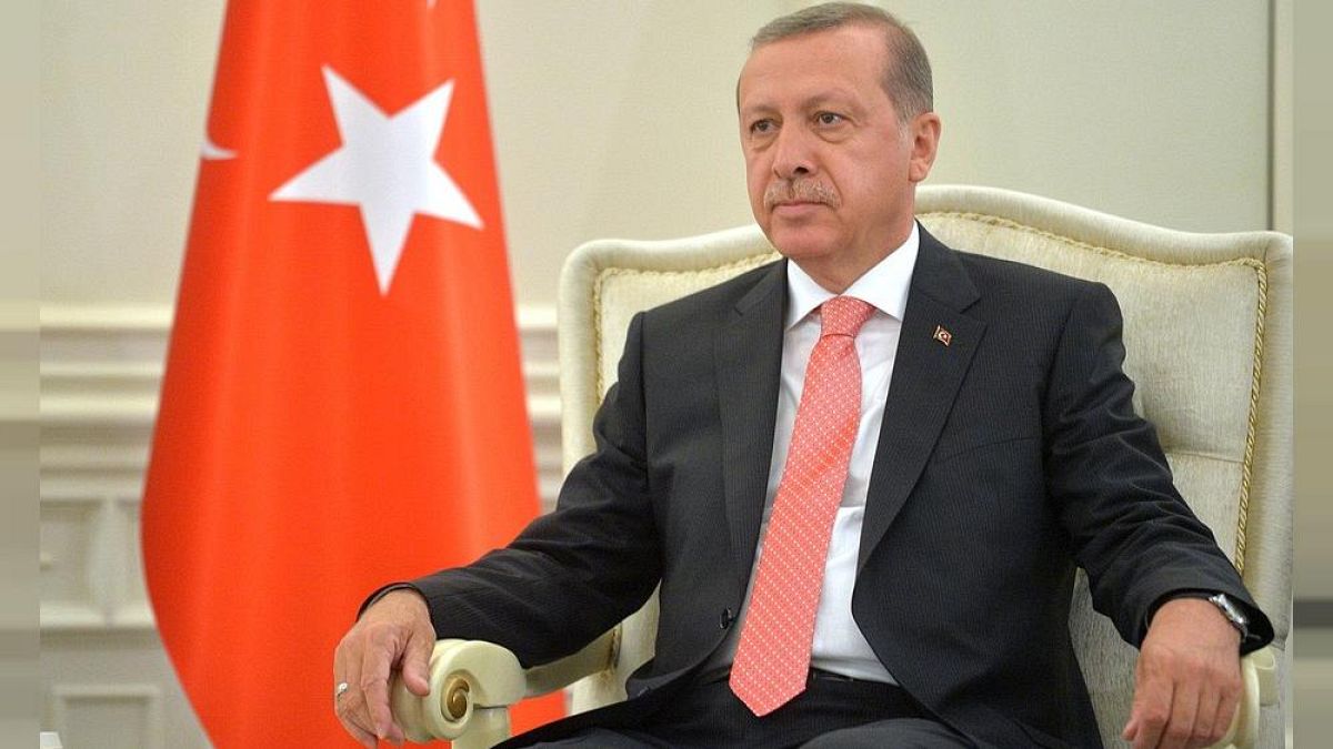 Cumhurbaşkanı Erdoğan'a hakaret içeren şiirin bazı bölümlerinin okunmasının yasaklanması onandı
