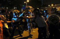 ضباط الشرطة يتصدون للمتظاهرين في هونغ كونغ ، الصين ، 30 يوليو 2019