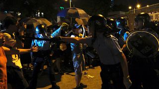 ضباط الشرطة يتصدون للمتظاهرين في هونغ كونغ ، الصين ، 30 يوليو 2019