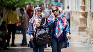 İranlı kadınlar 10 yıl hapis cezasına başlarını açarak meydan okuyor