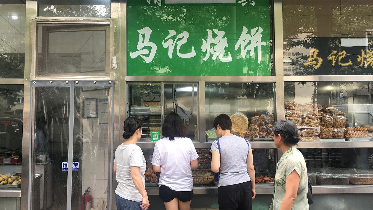 كلمة "حلال" المكتوبة باللغة العربية مغطاة على لافتة متجر في بكين 19 يوليو تموز 2019