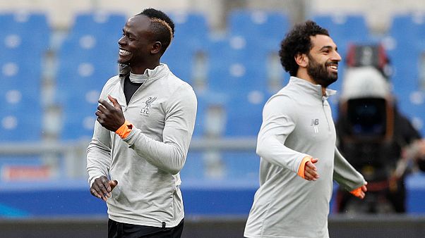 لاعب ليفربول محمد صلاح (الى اليمين) وزميله في الفريق ساديو ماني خلال مران في روما لاعب ليفربول محمد صلاح (الى اليمين) وزميله في الفريق ساديو ماني خلال مران في روما