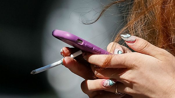سرقت گوشی تلفنهمراه با تعارف سیگار سمی سرقت گوشی تلفنهمراه با تعارف سیگار سمی