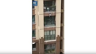Un petit Chinois tombe du 6ème étage et atterrit sain et sauf dans une couverture!