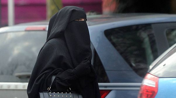 قانون ممنوعیت پوشاندن کامل صورت در هلند اجرایی شد قانون ممنوعیت پوشاندن کامل صورت در هلند اجرایی شد