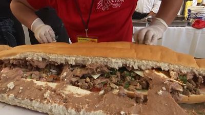شاهد: 3 دقائق لتحضير ساندويش يبلغ طوله 72 متراً في مهرجان بالمكسيك