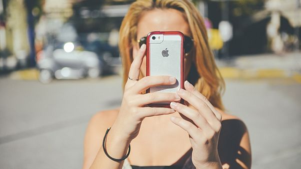 Austria: un incidente stradale su cinque causato dagli "smombie" schiavi dello smartphone Austria: un incidente stradale su cinque causato dagli "smombie" schiavi dello smartphone